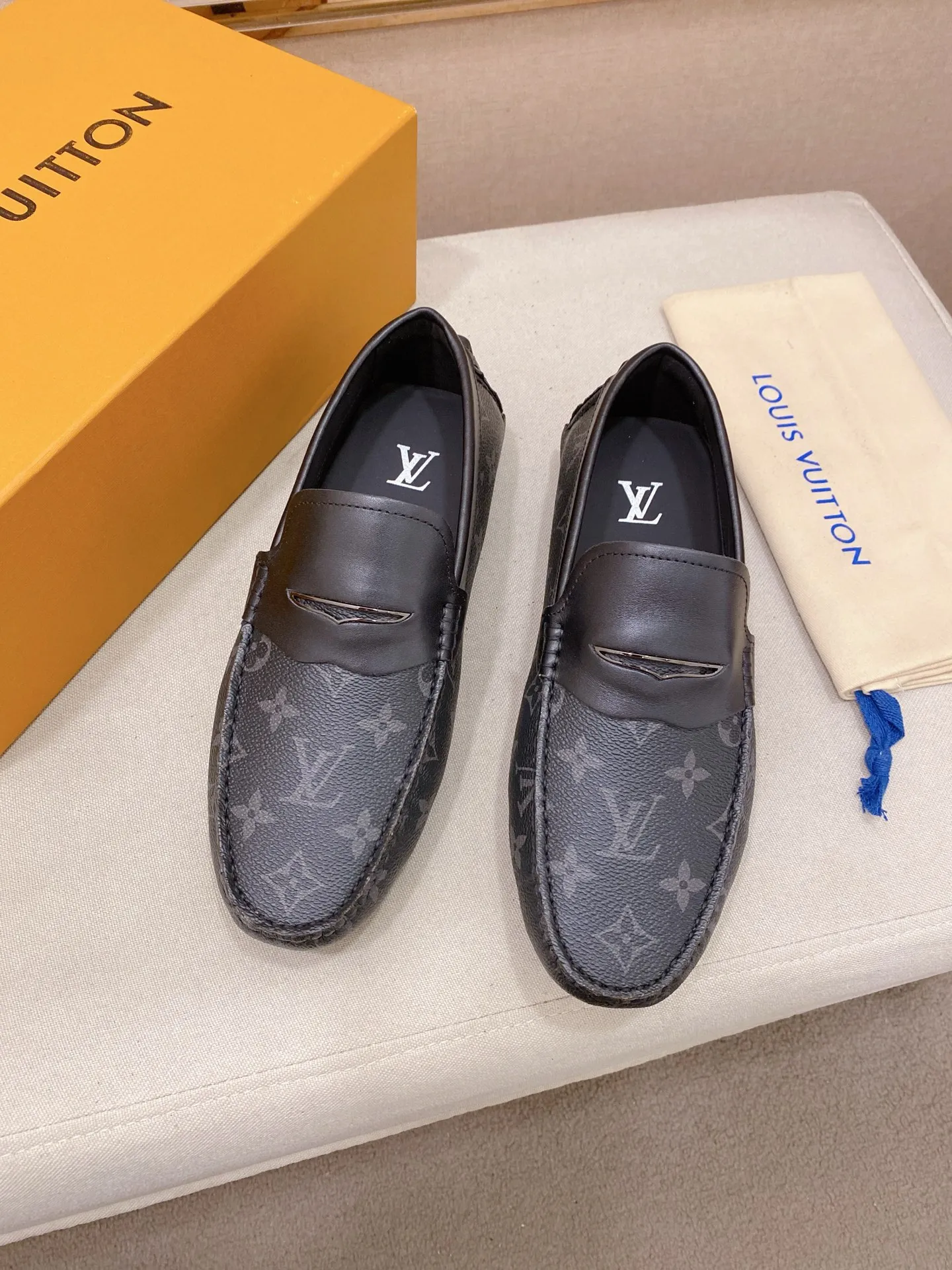 Factory price: 500💰High-end quality! LV 🆕🆕Exclusive hot-selling products in stock🔥🔥New products on the shelves, high-quality Ferragamo men's pea shoes, high-end casual driving shoes, with complete packaging! 💪 💪 Material: Imported official website one-to-one fabric 🐂 + Imported high-quality buffalo leather lining + wear-resistant outsole 👍🏻👍🏻 Features: High-end and comfortable, purely handmade 🚀 🚀 Create the perfect shoes that suit you best 🔥 🔥 Size: (38-44) 45 standard size can be customized!
